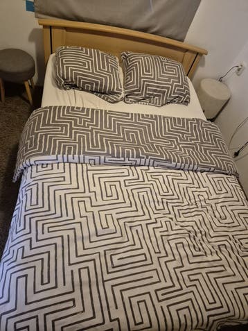 Bed met latten boden en matras