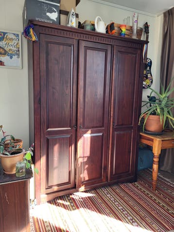 Ruime houten kledingkast met hang- en legruimte