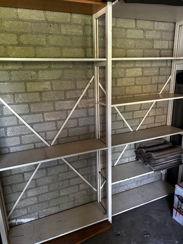 Grote houten stellingkast met 10 legplanken