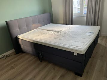 2pers. elektr. verstelbare boxspring + topper en hoofdbord