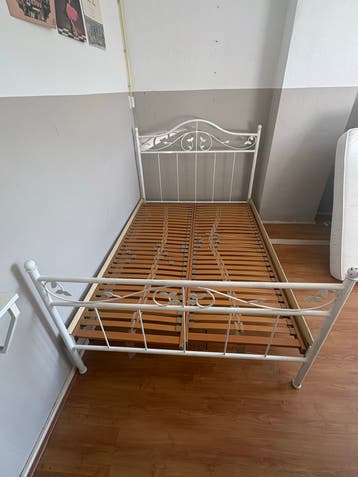 Wit metalen bedframe met lattenbodem