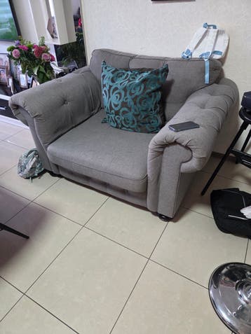 Comfortabele grijze fauteuil met kussen