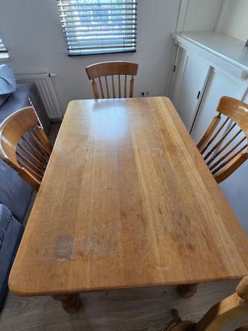 Houten eettafel met 4 stoelen