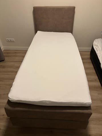 Eenpersoons boxspring met hoofdbord - Zo goed als nieuw