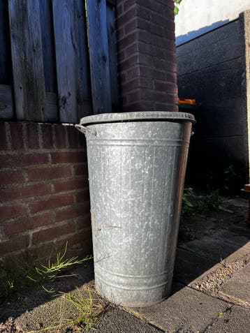 Gratis verzinkte prullenbak, ca. 90 liter