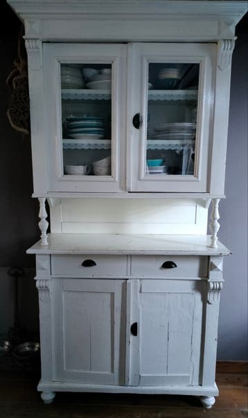 Witte antiek grenen buffetkast, keukenkast, servieskast.