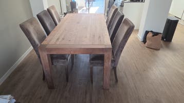 Houtentafel met 6 stoelen