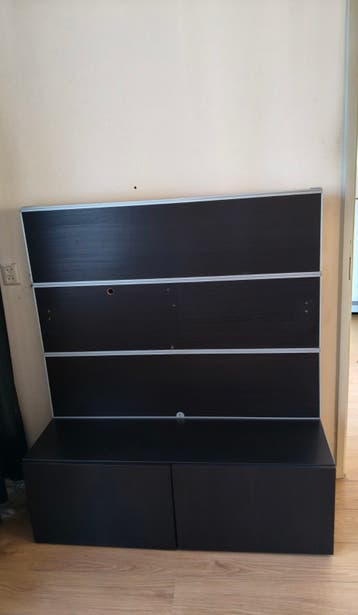 Zwart tv-meubel met wandpaneel en opbergruimte