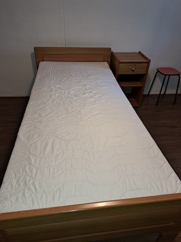 Gratis bed met nachtkastje en matras