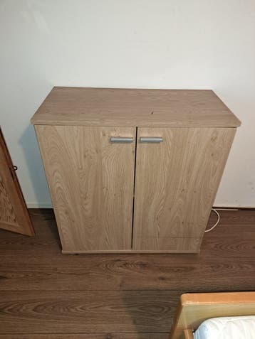 Houten kastje met twee deuren en planken