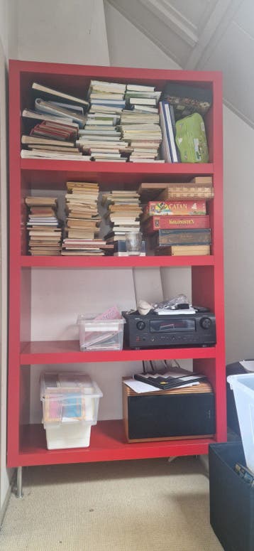 Vrolijk rode Ikea open kast 190cm hoog
