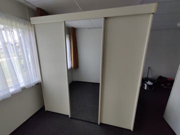 Grote kledingkast met schuifdeuren en spiegel
