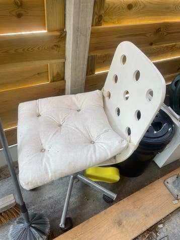 Gratis stoel met wieltjes en kussen