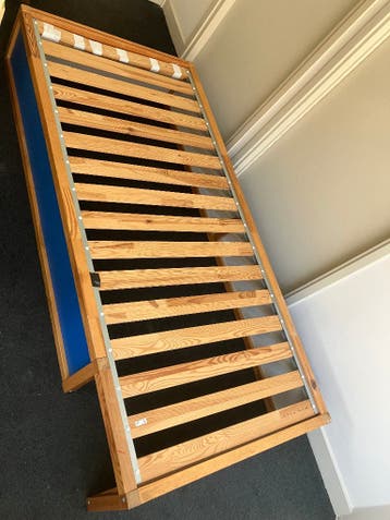 2x gratis bed KURA (afgezaagd frame) + één matras