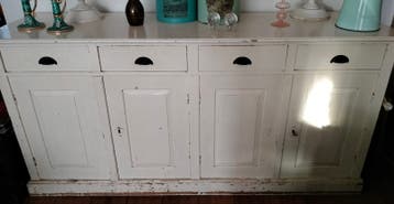 Gratis Groot wit brocante antiek grenen dressoir.