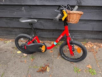 B'Twin kinderfiets met zijwieltjes en mandje