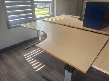 Gratis af te halen 1 bureau/tafel in hoogte verselbasr