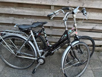 2x damesfiets, opknappers/ijzer, tegen ieder aannemelijk bod
