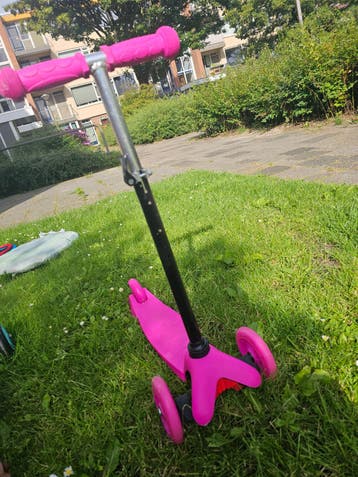 Roze kinderstep met 3 wielen