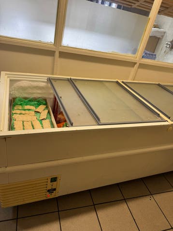 Gratis meenemen morgenGrote vrieskist met glazen schuifdekse