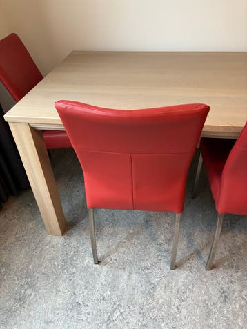 Gratis af te halen. Eettafel met 4 rode stoelen