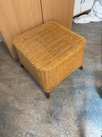 Rotan krukje / bijzettafel