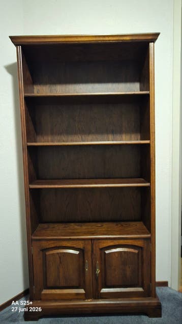 Houten Boekenkast met Deuren - Klassiek Design