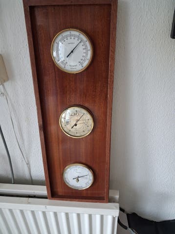 Vintage weerstation met thermometer, hygrometer, barometer