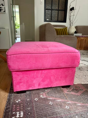 In ruil voor thee: roze poef / hocker 60x60 cm