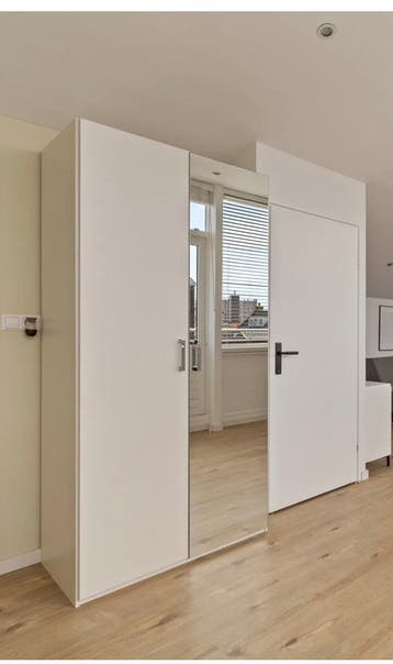 Gratis kleidng kast met spiegel