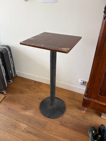Statafel tafel met metalen onderstel