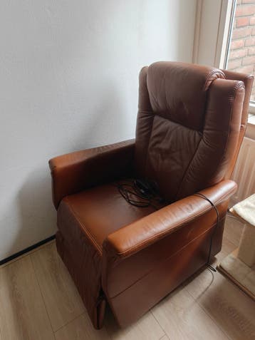 GRATIS AFHALEN: Leren relaxstoel met elektrische verstelling