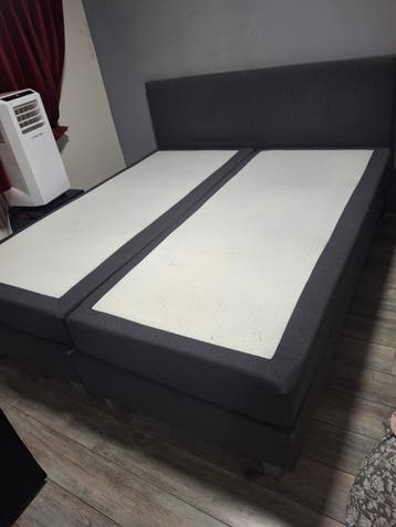 Tweepersoons boxspring bed met hoofdbord 180x2.00