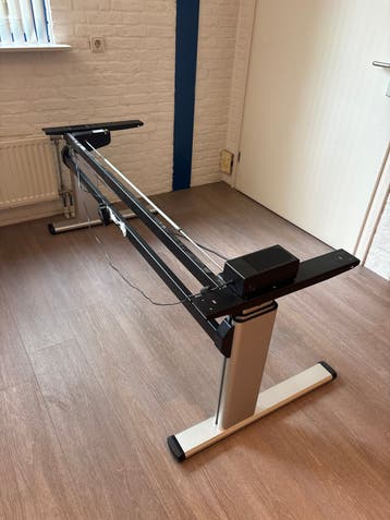In hoogte verstelbaar bureauframe (KAPOT)