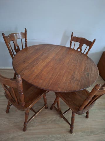Houten eettafel met 4 houten stoelen