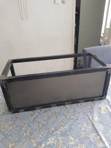Metalen rek met Marokkaanse tegeldetails