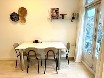 Ikea witte tafel met houtnerf blad en stalen poten 150x80 cm