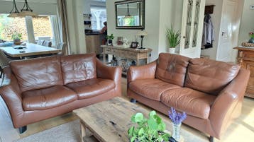 2x 2-zits bank, nette staat, leder, GRATIS