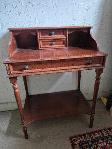 Kleine secretaire met lades
