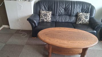 Gratis: Zwarte Leren Bank en Houten Tafel (i.g.st.)