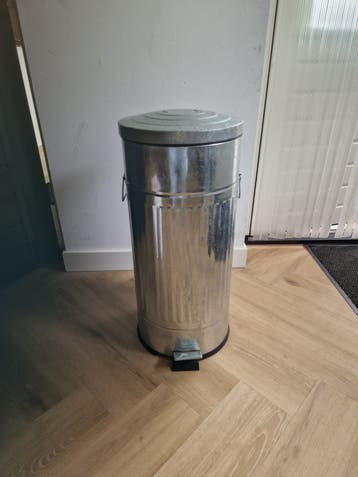 Metalen prullenbak 65 cm hoog met pedaal - gratis