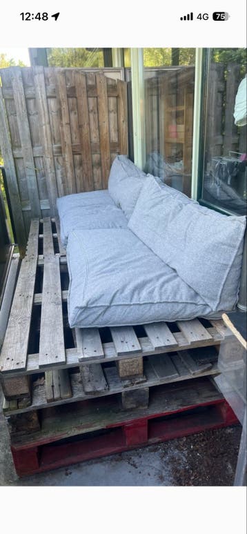 Gratis: 6 grote pallets met grijze kussens