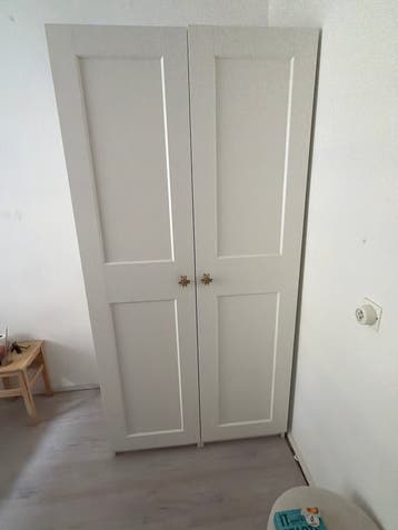 Witte kledingkast met hang- en leggedeelte