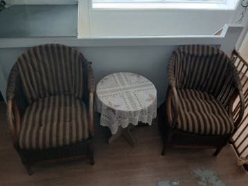 2 Rotan fauteuils met gestreepte kussens en bijzettafel