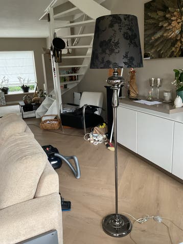 Elegante staande lamp met zwarte kap