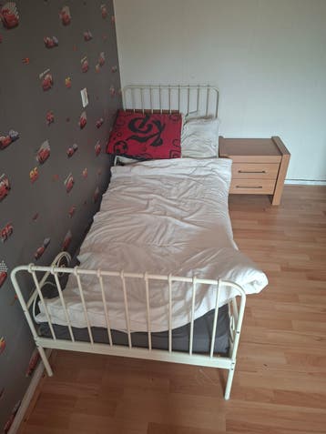 Gratis IKEA bedje, verstelbaar, mag zo mee