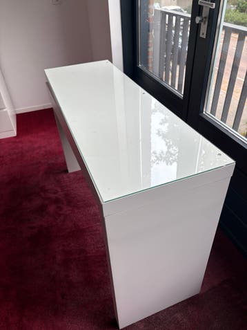 GRATIS Witte tafel met lade en glazen blad