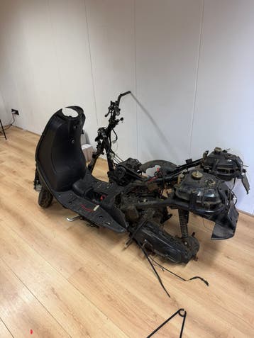 2x gy6 china scooter frames met diverse onderdelen erop.