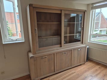 Mooie eikenhouten kast met glazen schuifdeuren