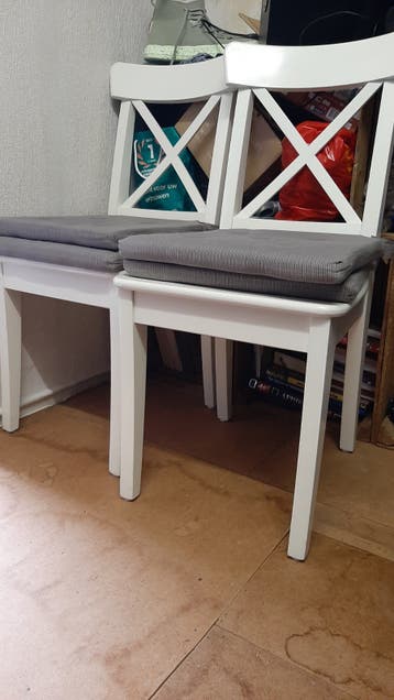 Gratis 2 houten stoelen met kussens
